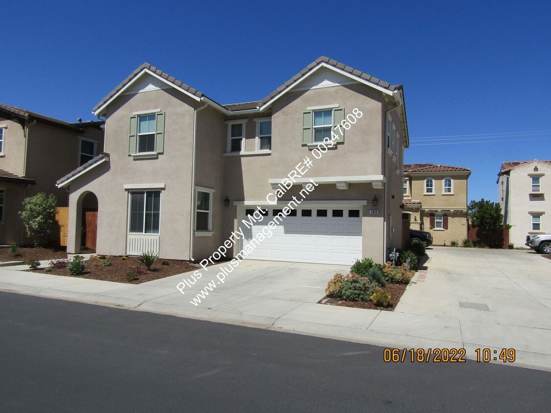 Primary Photo - Beautiful Newer Two Story Home in The Gate...
