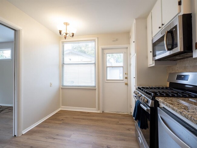 Foto del edificio - 1411 Westmoor Dr