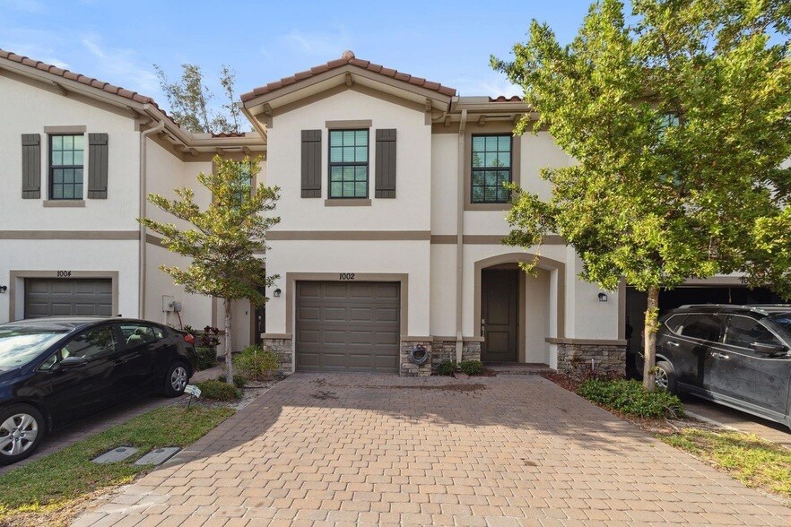 Foto principal - 1002 Sweet Briar Lane