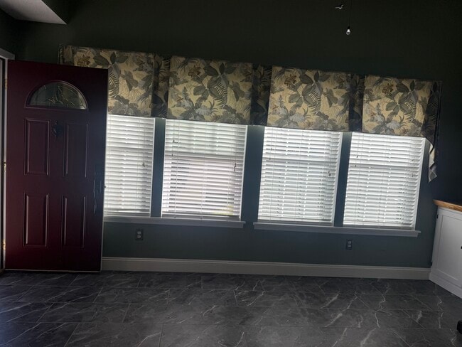 Sala de estar - 203 Lyons Cove Dr