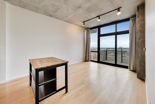 Building Photo - 235 W Van Buren St