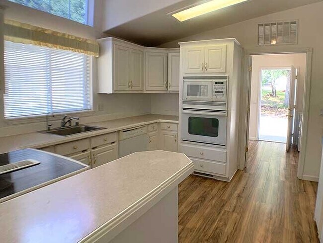 Foto del edificio - 6303 Windlestraw Rd