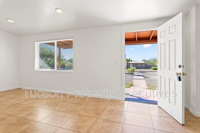 Foto del edificio - 227 E Waverly St