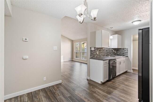 Building Photo - 1220 Southport Dr