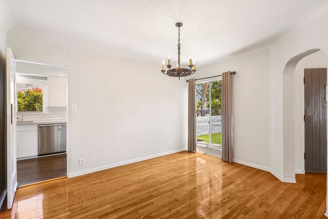 Comedor - 2207 E Mountain St