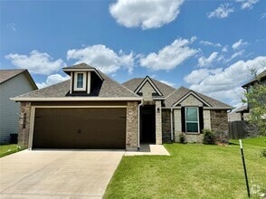 Building Photo - 808 Fallbrook Dr