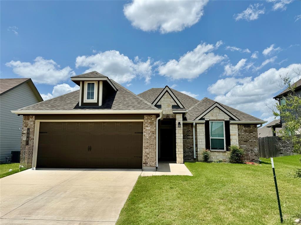 Foto principal - 808 Fallbrook Dr