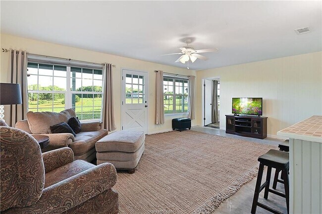 Foto del edificio - 7 acres with 5 bed, 3 bath less than 25 minutes from town!