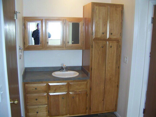 Área del baño principal - 2164 Frances St