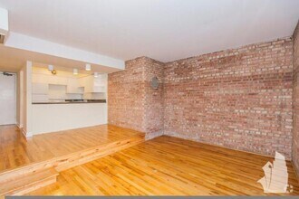 Building Photo - 1220 N La Salle Dr
