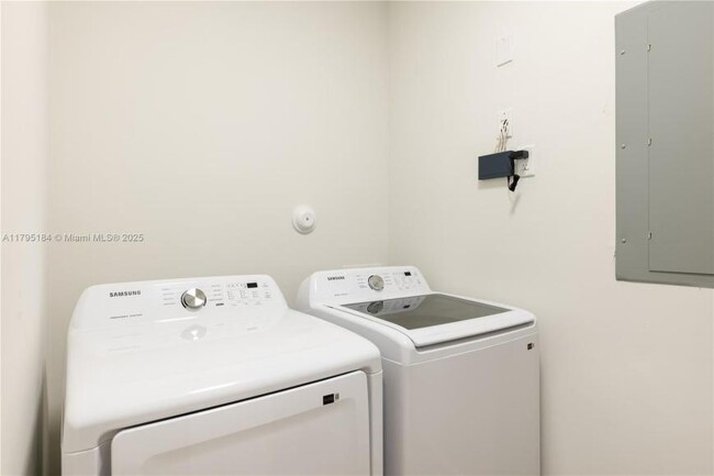 Foto del edificio - 3 bedroom in Miami FL 33150