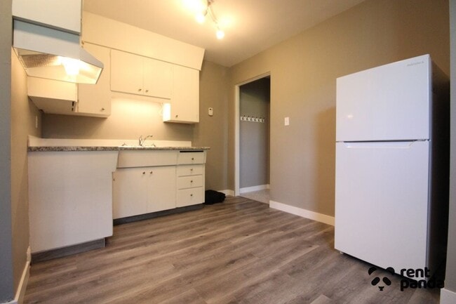 Building Photo - 465 Conmee St