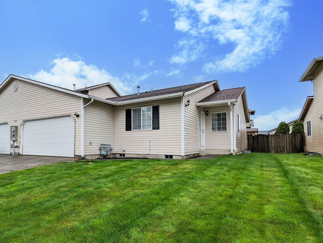 Foto principal - Move in Ready 3bed 2 bath rambler duplex w...