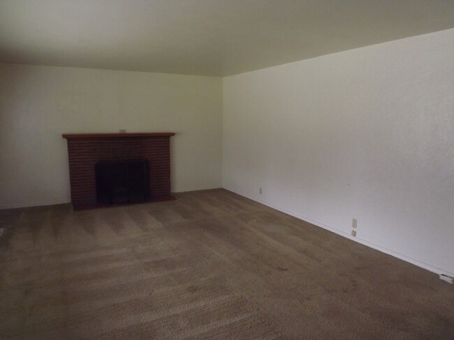 Foto del edificio - Spacious 3 Bedroom 1 3/4 Bath in Tacoma!!!!