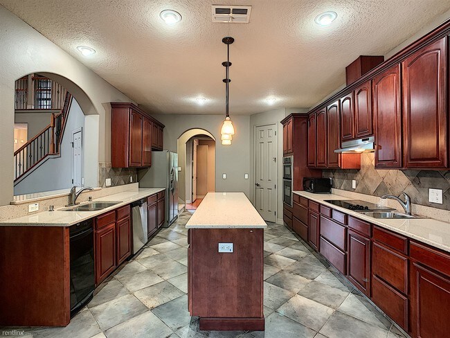 Foto del edificio - 6 br, 5 bath House - 9827 Sorbonne Loop