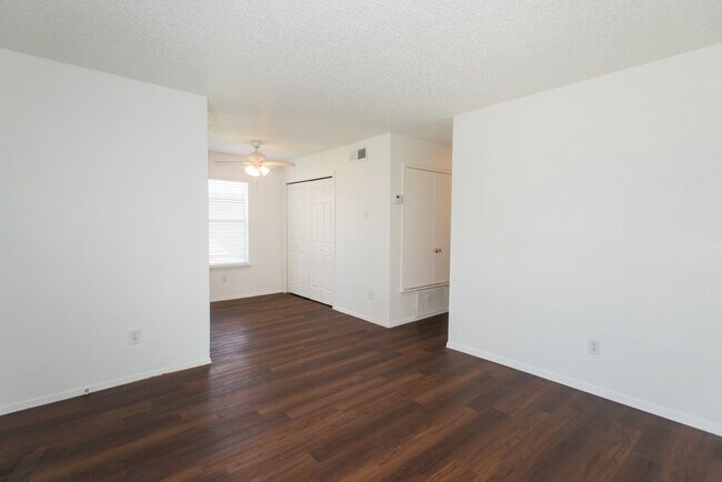 Foto del edificio - 6000 Tracy Lynn Ln