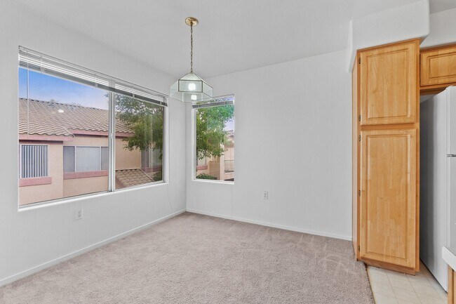 Building Photo - Beautiful 2 Bedroom Condo with Community P...