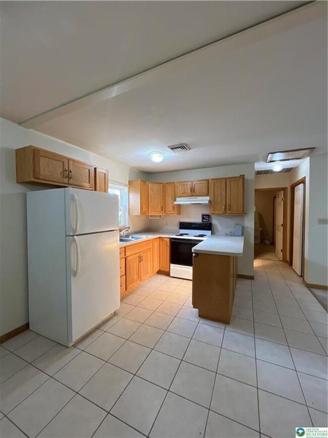 Building Photo - 11 S Main St