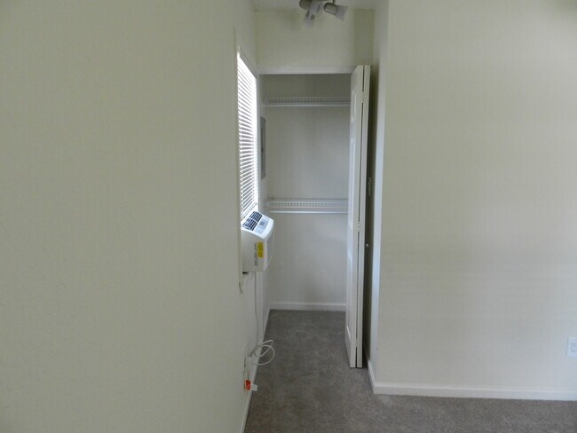 Building Photo - 15330 Stratford Dr