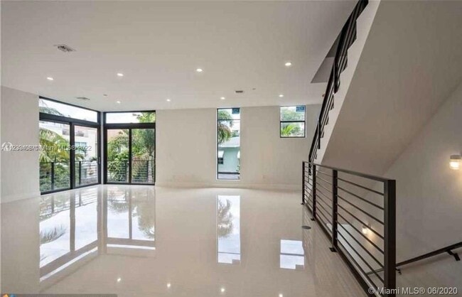 Building Photo - 909 NE 16th Ter  6 Fort Lauderdale Fl 33304