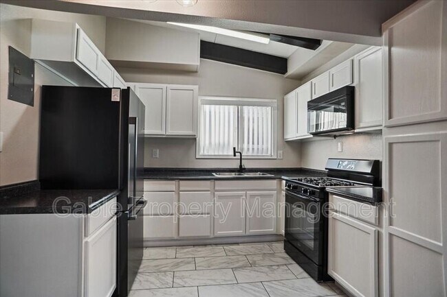 Foto del edificio - 17197 Sierra Hwy