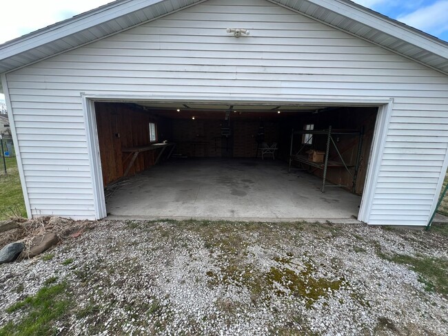 Foto del edificio - 2 bedroom house, huge 2 car garage, large ...