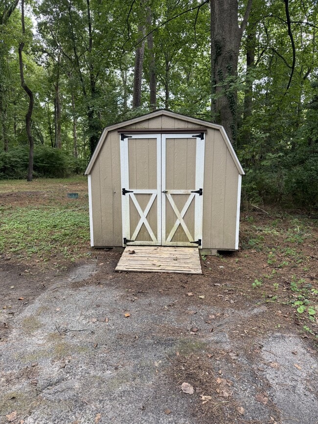 Building Photo - 1827 Pine Way