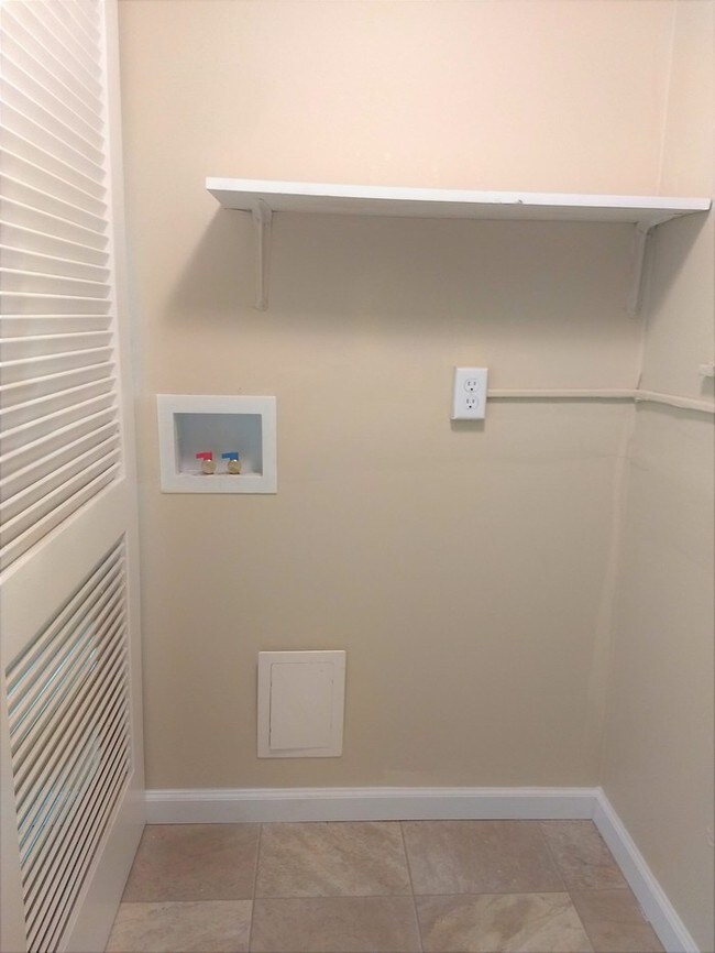 Building Photo - 8273 Bobolink Ave