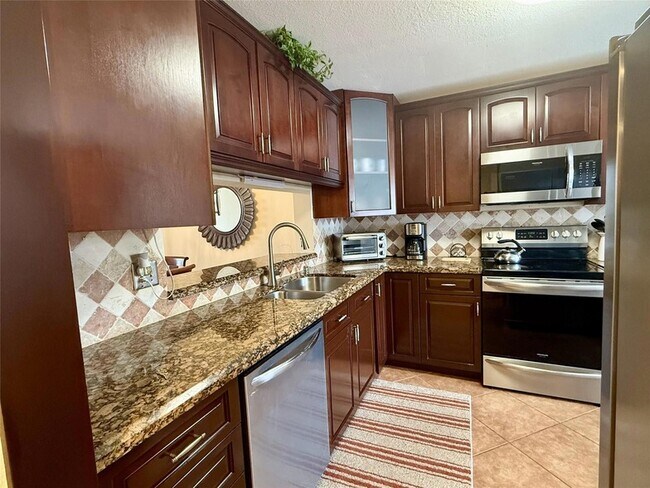 Foto del edificio - 4725 Lucerne Lakes Blvd E