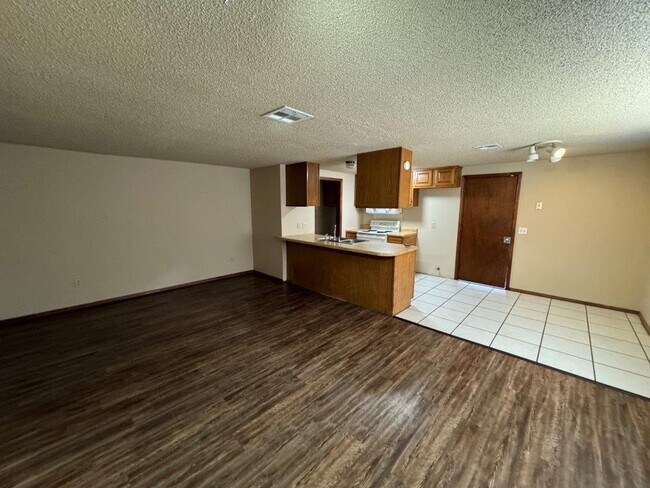 Foto del edificio - 3 bed, 2 full bath, 2 car garage duplex for rent in south OKC! Moore Schools