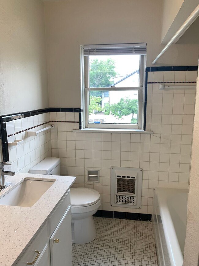 Foto del edificio - One Bedroom in Jefferson Park