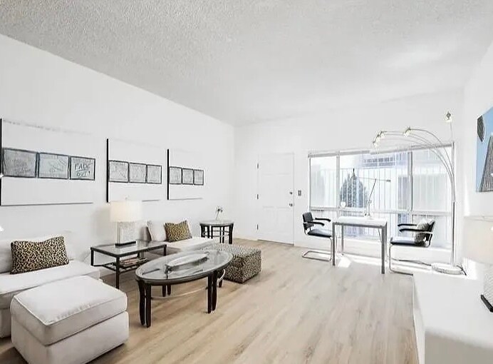 Large living area with high ceilings and work space. - 1119 Lincoln Blvd