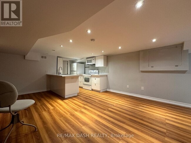 Building Photo - 11 Somerset Ave