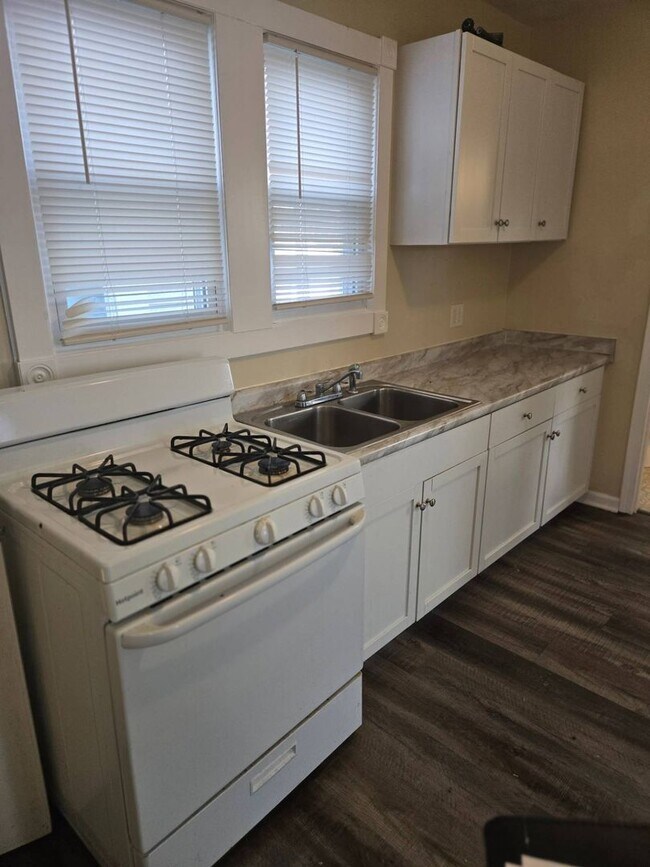 Building Photo - Charming 2-Bedroom Property in Prime Location (Section 8 Vouchers Accepted)