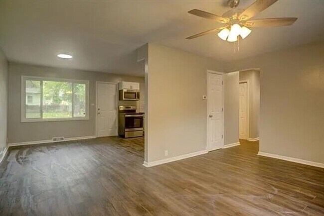 Foto del edificio - Coming Soon: Charming 3-Bedroom Retreat with Spacious Backyard!