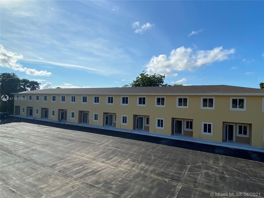 Foto principal - 875 SW 7th St