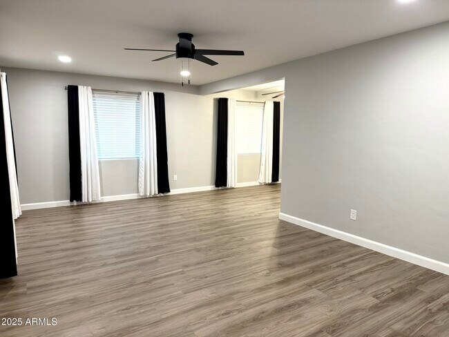 Foto del edificio - 7016 N 10th Pl