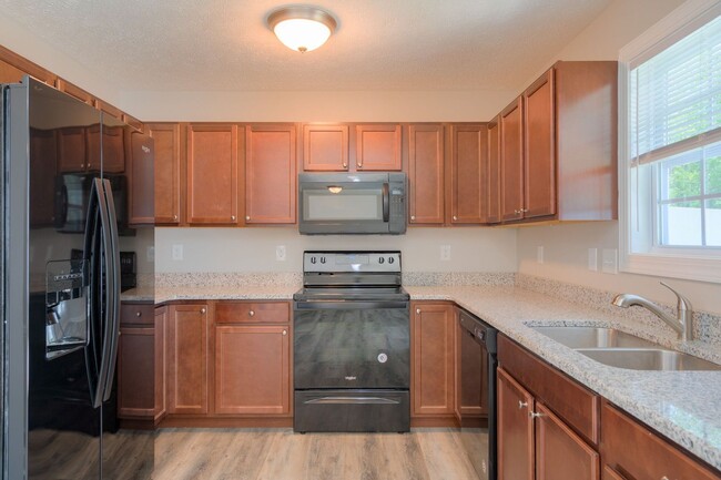 Foto del edificio - 2 Story on Twisted Oak | Oak Tree Townhome...