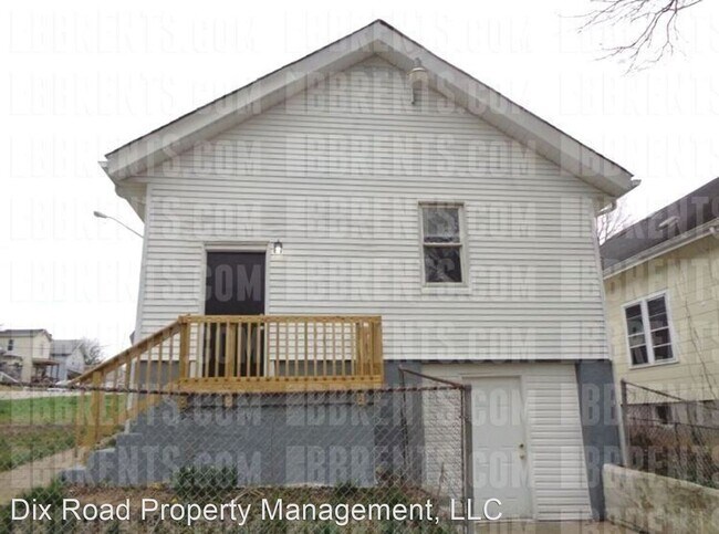 Building Photo - 2 br, 1.5 bath House - 3701 Iona Avenue,