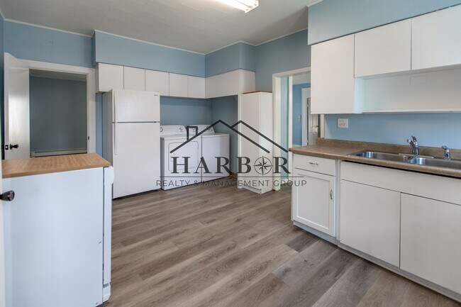 Foto del edificio - Large 3 Bedroom Apartment!