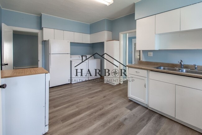 Building Photo - Large 3 Bedroom Apartment!