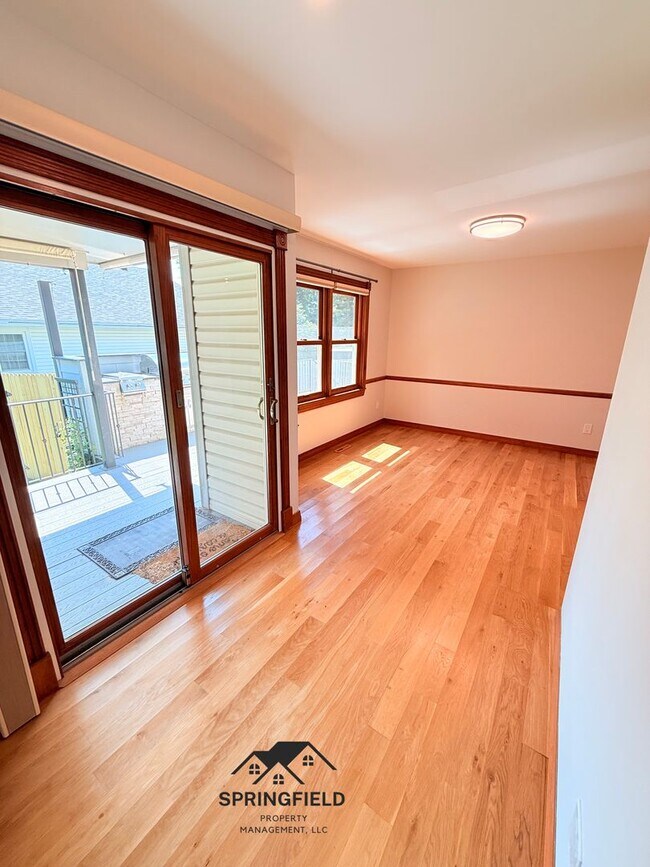 Foto del edificio - Location-Location, 4 BR / 2 Living Areas in SE Springfield w/ An Amazing Out Door Kitchen - Grill...