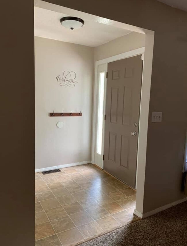 Entry - 212 Brookside Dr