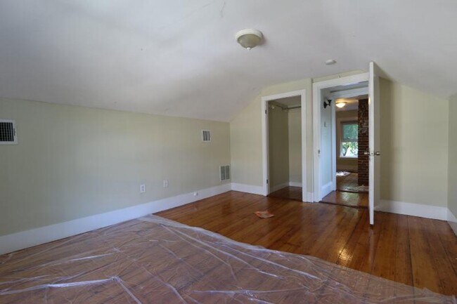 Building Photo - Monthly Promo: Get $1,000 upon closing!!  XL Frat House with Massive Backyard. 4 Parking Included