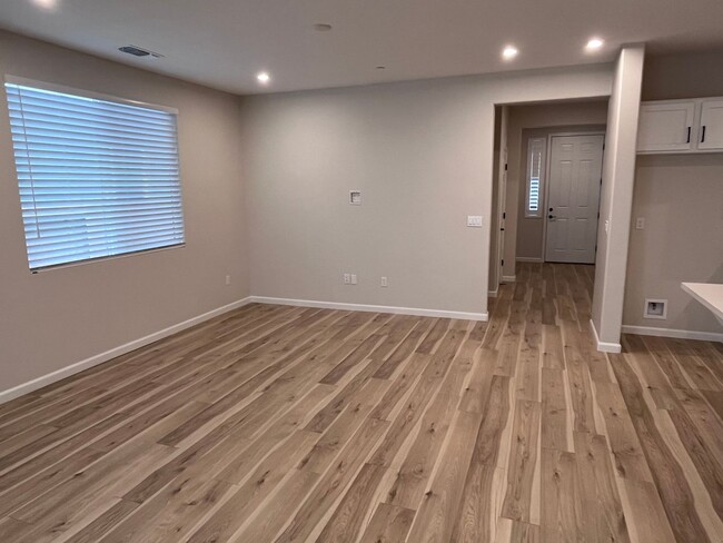 Building Photo - BEAUTIFUL NEW HOME IN GATED COMMUNITY!!