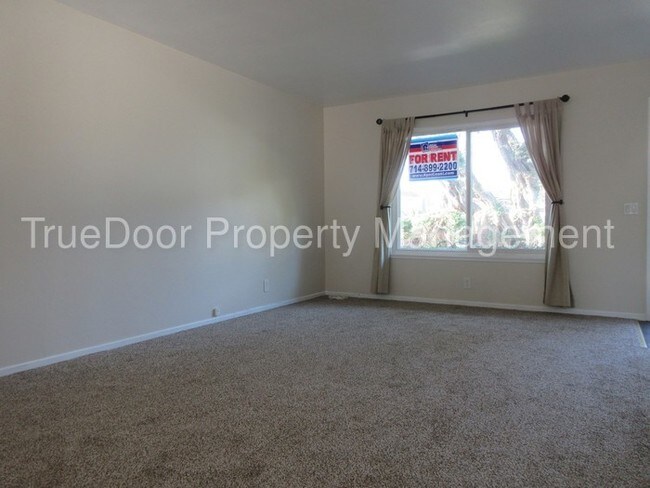 Building Photo - Wonderful 2 Bed Townhouse in Costa Mesa!