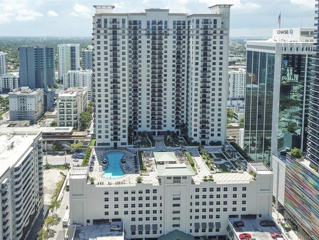 Building Photo - 999 SW 1st Ave