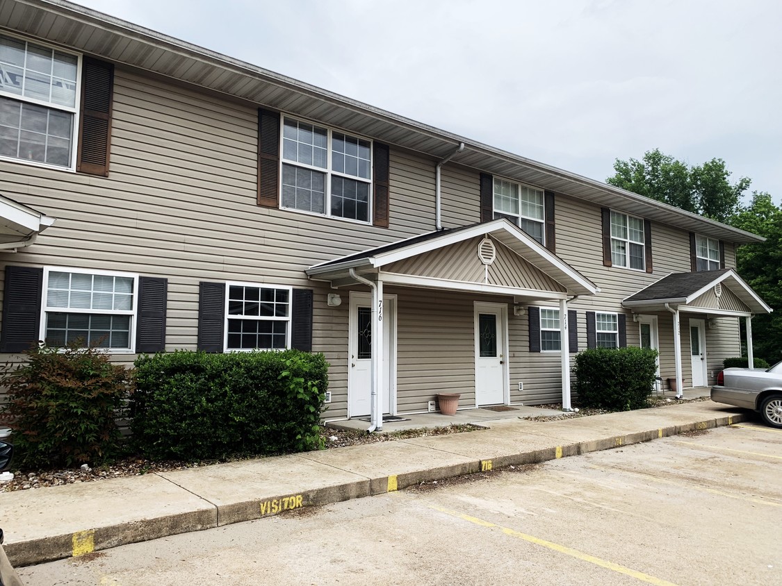 722 Hillside Dr, Waynesville, MO 65583 - Townhouse for Rent in ...