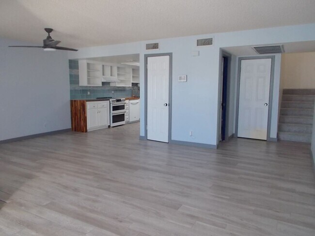 Foto del edificio - Two-story, 2-bedroom townhome ideally located in the heart of Boulder City