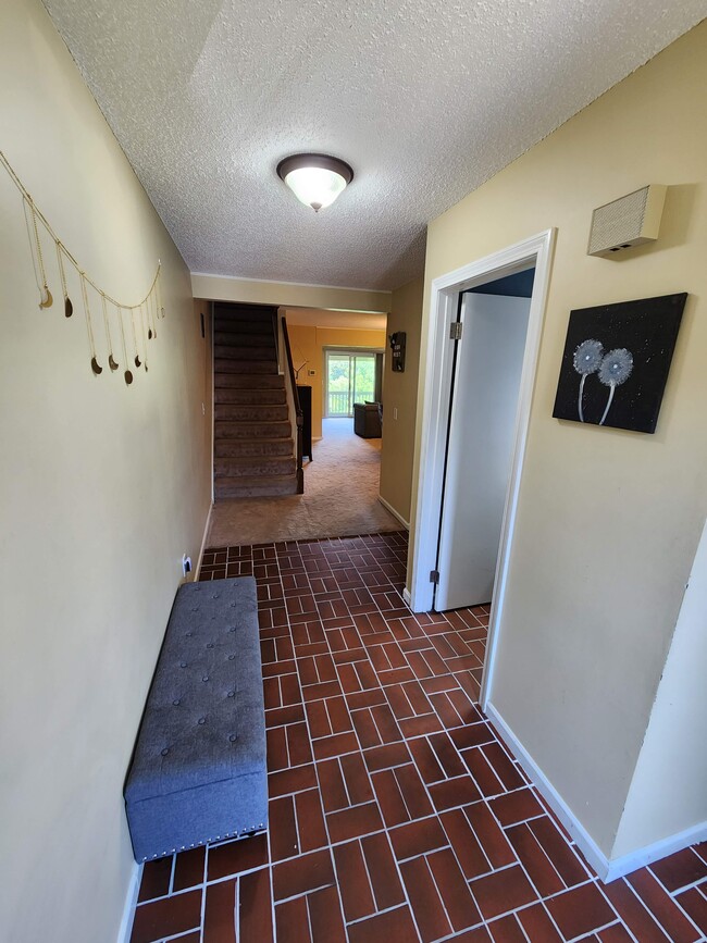 Building Photo - 207 Summer Hill Dr